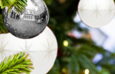 image du Sapin de Noël Décoré Blanc et Argent