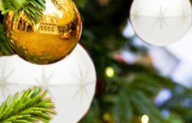 image du Sapin de Noël Décoré Blanc et Or