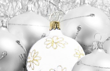 L'Agitateur Floral | image du Sapin Floqué Décoré Blanc et Argent