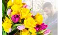 L'Agitateur Floral | Image du Bouquet Surprise de Jonquilles et de Tulipes Colorées